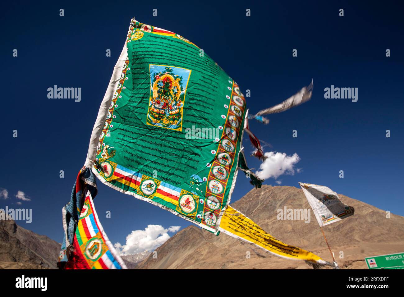 Indien, J&K, Ladakh, Sangam, buddhistische Flagge am Zusammenfluss der Flüsse Indus und Zanskar Stockfoto