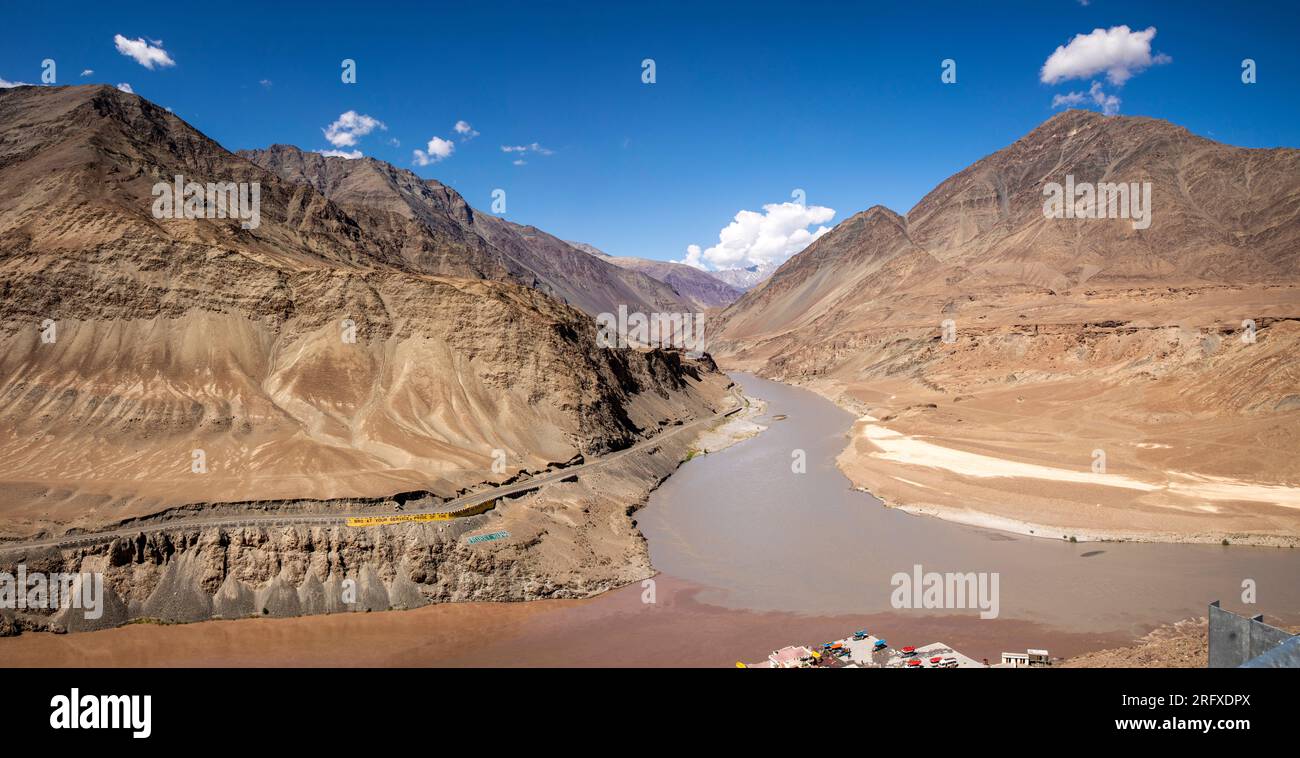 Indien, J&K, Ladakh, Sangam, Zanskar Fluss am Zusammenfluss mit Indus, Panorama Stockfoto