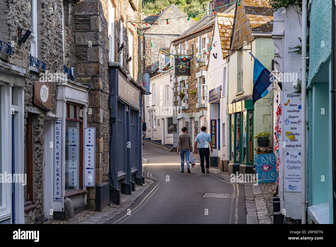 Gasse in der Altstadt von Mevagissey, Cornwall, England, Großbritannien, Europa | Allee in Mevagissey, Cornwall, England, Vereinigtes Königreich Stockfoto