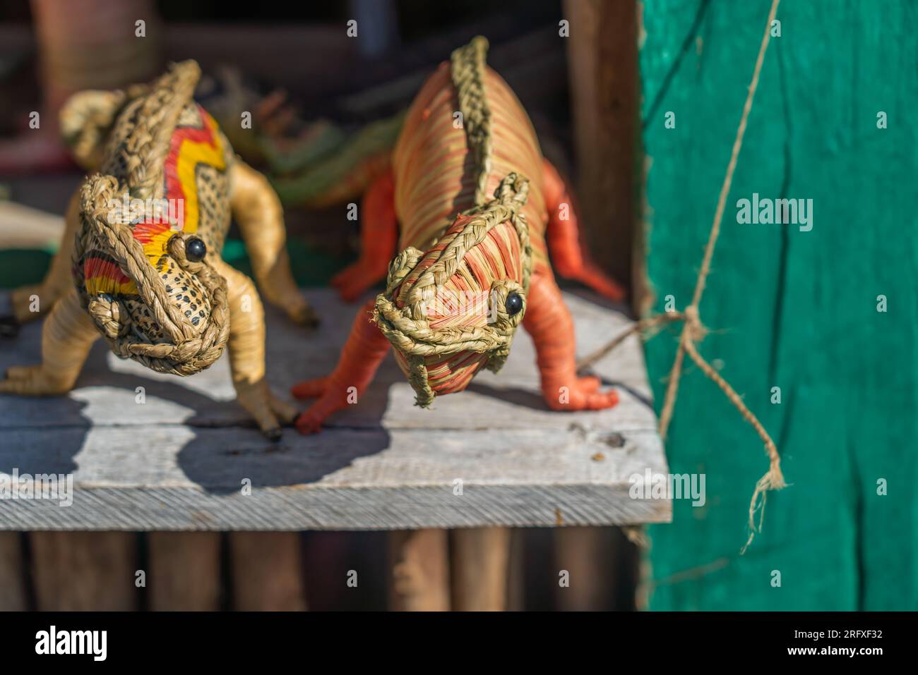 Souvenirladen mit Chamäleon entlang der Straße in Andasibe, Madagaskar Stockfoto