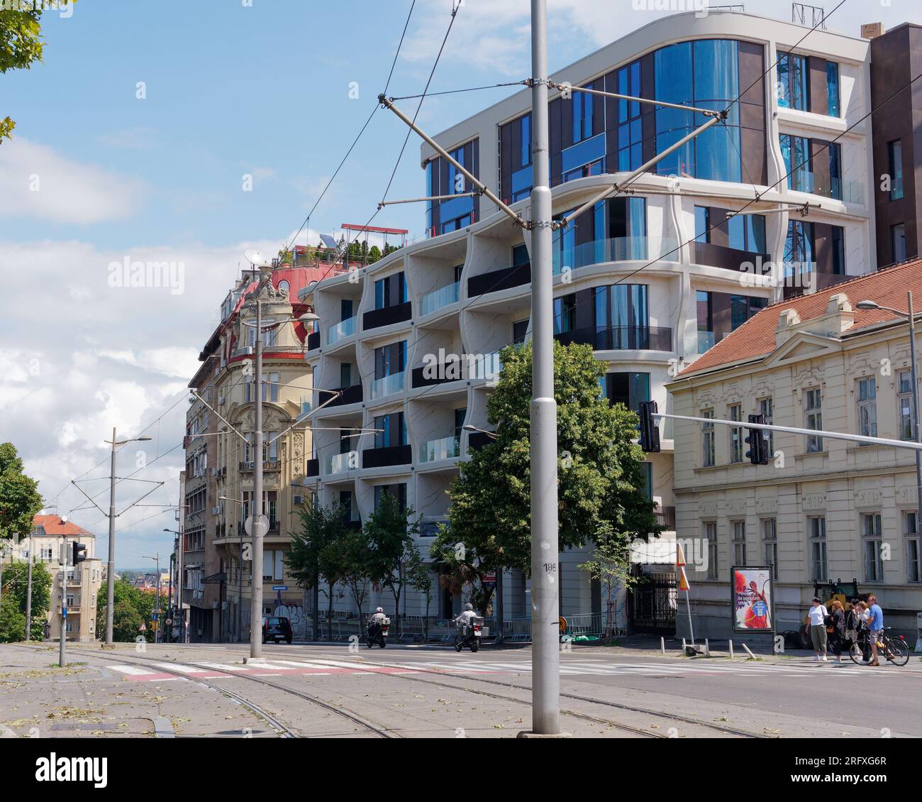 Mischung aus modernen und historischen Gebäuden in einer Straße in der Hauptstadt Belgrad, Serbien. August 2023. Stockfoto
