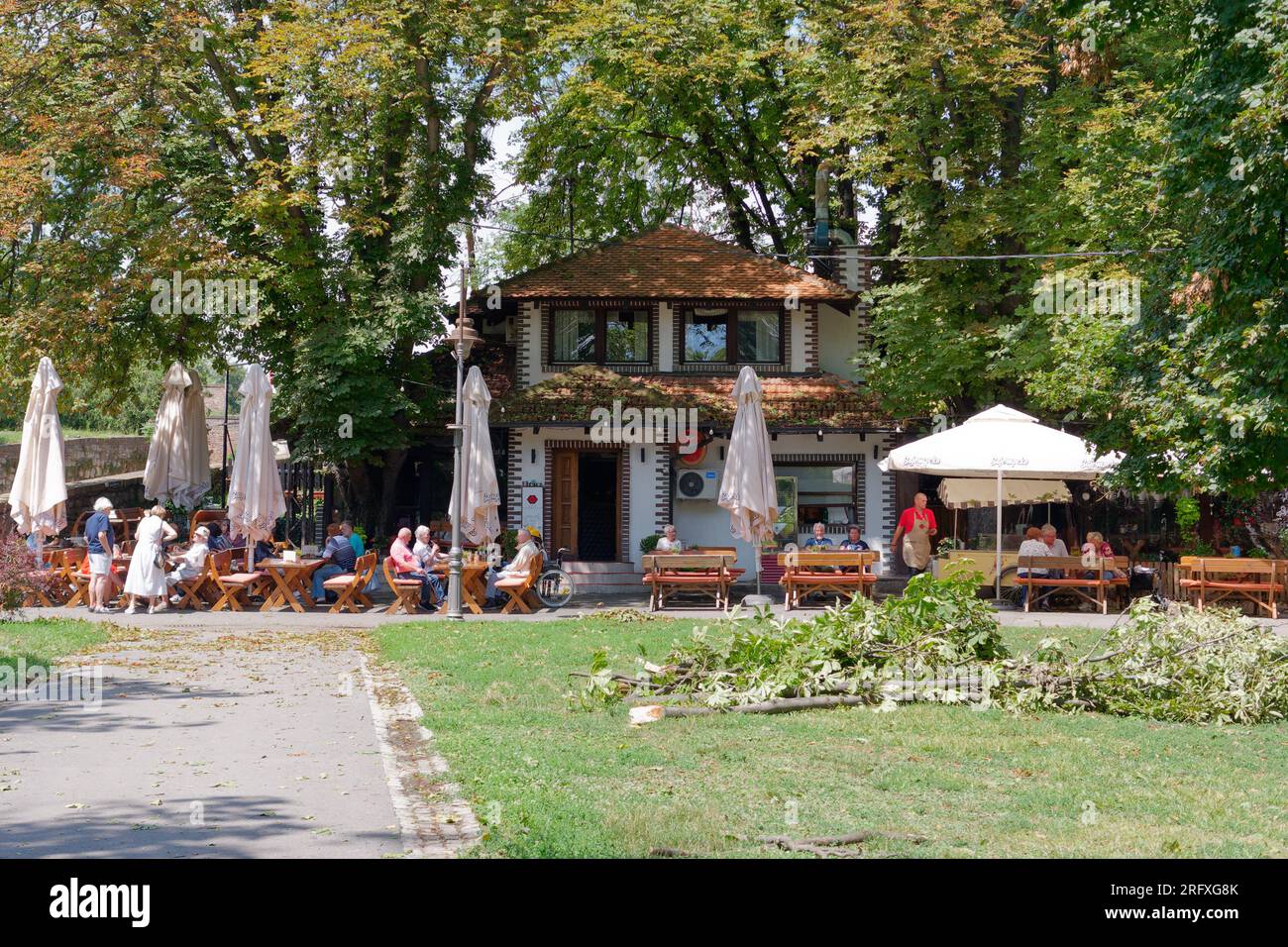Malerisches Café/Restaurant mit Rasen und Holzsitzen im Kalemegdan Park in der Hauptstadt Belgrad, Serbien. August 2023. Stockfoto