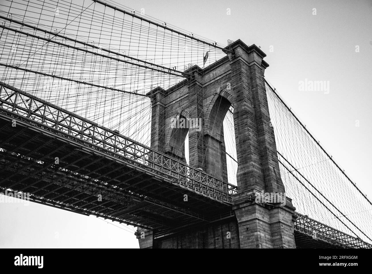 Erleben Sie den majestätischen Reiz der Brooklyn Bridge, ein architektonisches Wunderwerk am East River in New York City. Erleben Sie die Schönheit urbaner Engi Stockfoto