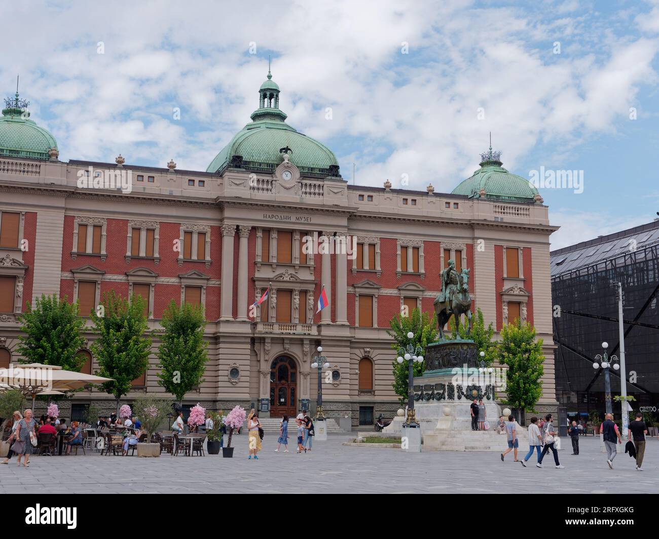 Nationalmuseum auf dem Platz der Republik mit dem Denkmal des Prinzen Mihailo an einem Sommerabend in der Hauptstadt Belgrad, Serbien. August 2023. Stockfoto