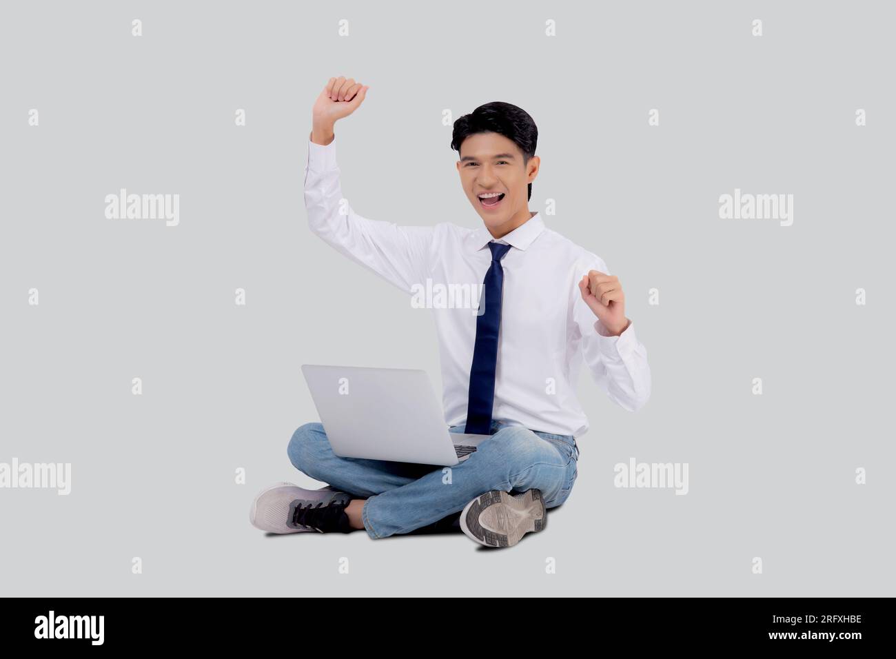 Porträtieren Sie einen jungen asiatischen Geschäftsmann, der mit einem Laptop arbeitet, ins Internet, isolierter weißer Hintergrund, selbstbewusster Geschäftsmann und Notebook, fr Stockfoto