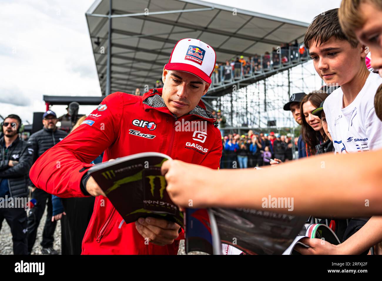 NORTHAMPTON, VEREINIGTES KÖNIGREICH. 06. Aug. 23. Während der Rider Fan Parade vor dem Monster Energy Grand Prix auf dem Silverstone Circuit am Sonntag, den 06. August 2023 in NORTHAMPTON, ENGLAND. Kredit: Taka G Wu/Alamy Live News Stockfoto