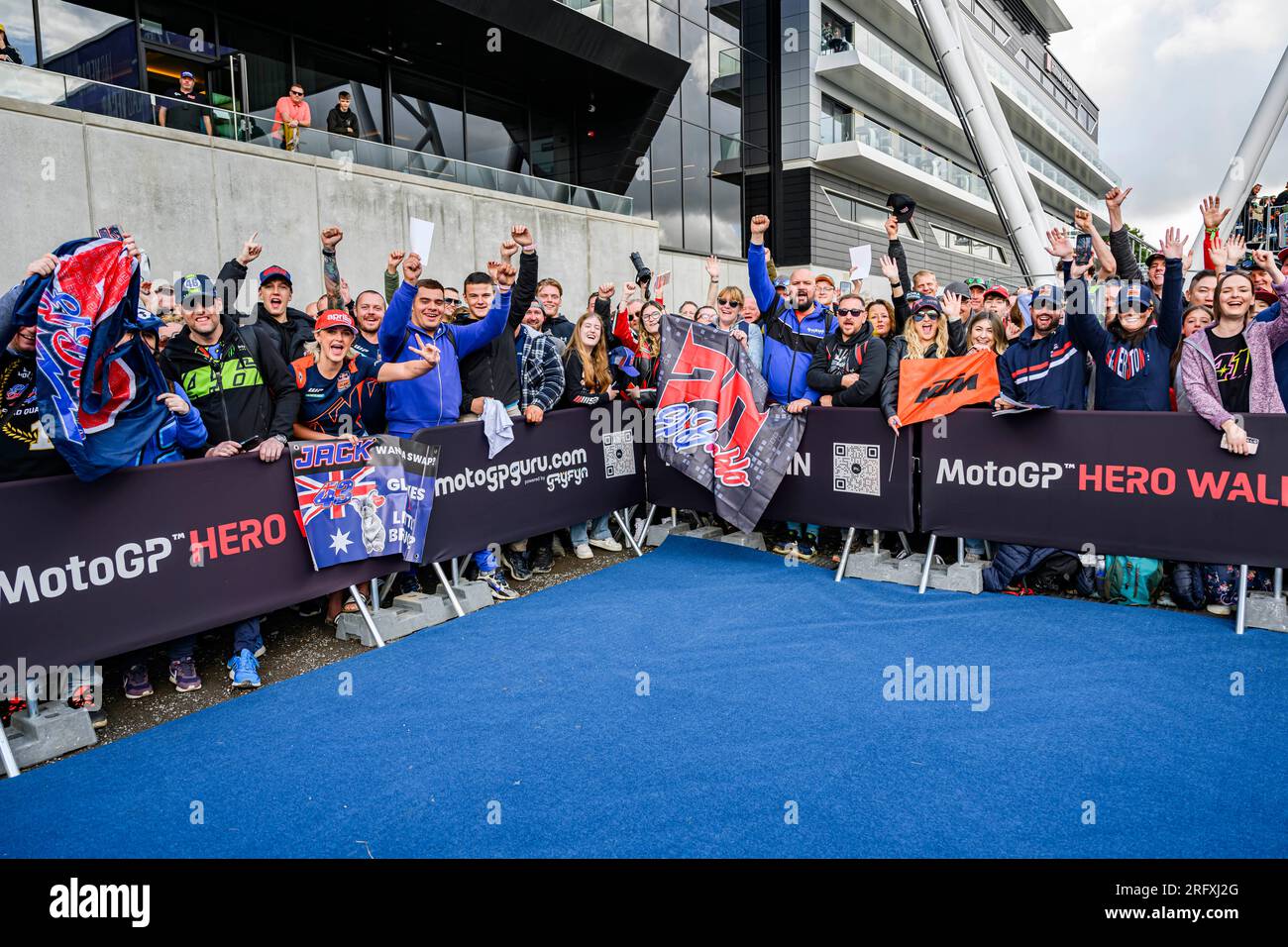 NORTHAMPTON, VEREINIGTES KÖNIGREICH. 06. Aug. 23. Die Fans während der Rider Fan Parade vor dem Monster Energy British Grand Prix auf dem Silverstone Circuit am Sonntag, den 06. August 2023 in NORTHAMPTON, ENGLAND. Kredit: Taka G Wu/Alamy Live News Stockfoto