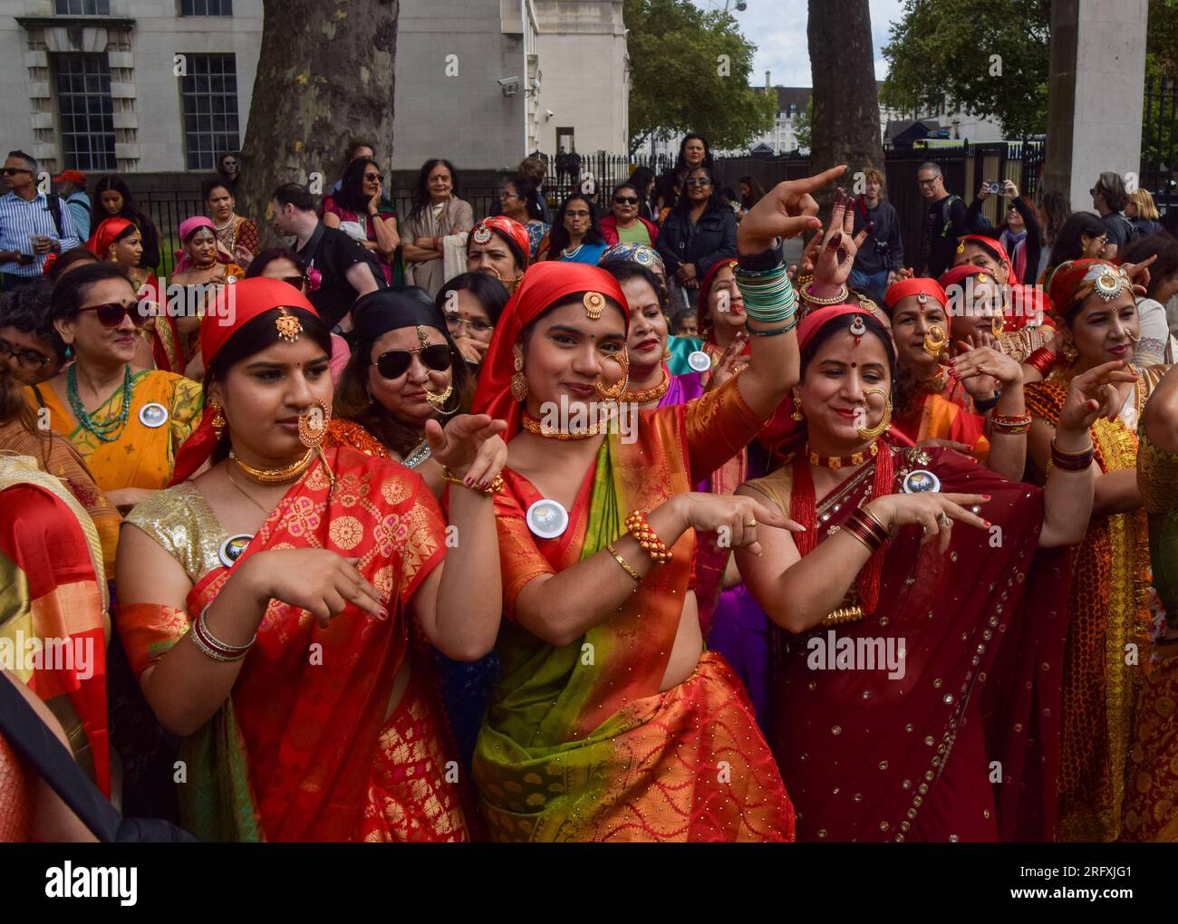 London, England, Großbritannien. 6. Aug. 2023. Hunderte von Frauen gingen durch das Zentrum Londons und perfektionierten vor der Downing Street am indischen National Handloom Day, der die indische Industrie, insbesondere die Webmaschinen, anregt. Die Teilnehmer trugen traditionelle Saris aus verschiedenen Teilen Indiens. (Kreditbild: © Vuk Valcic/ZUMA Press Wire) NUR REDAKTIONELLE VERWENDUNG! Nicht für den kommerziellen GEBRAUCH! Kredit: ZUMA Press, Inc./Alamy Live News Stockfoto