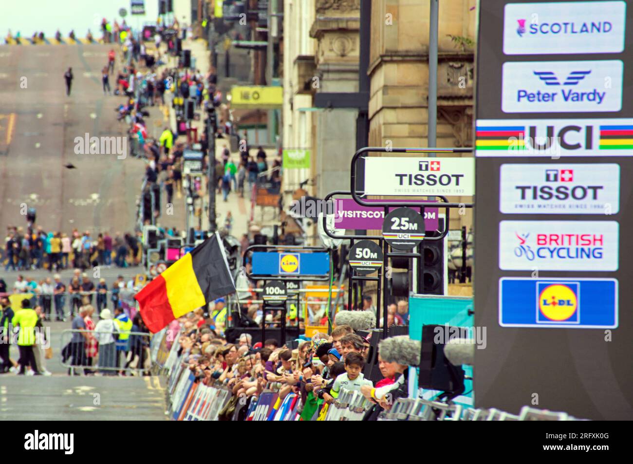 Glasgow, Schottland, Großbritannien. 6. August 2023. Stoppen Sie einfach die Ölproteste verzögerten die Ankunft von Radfahrern in der Stadt und ließen Menschenmassen eine Stunde lang leere Straßen jubeln auf dem öffentlichen Verkehrsdebakel, das die Meisterschaften verursacht haben. Credit Gerard Ferry/Alamy Live News Stockfoto