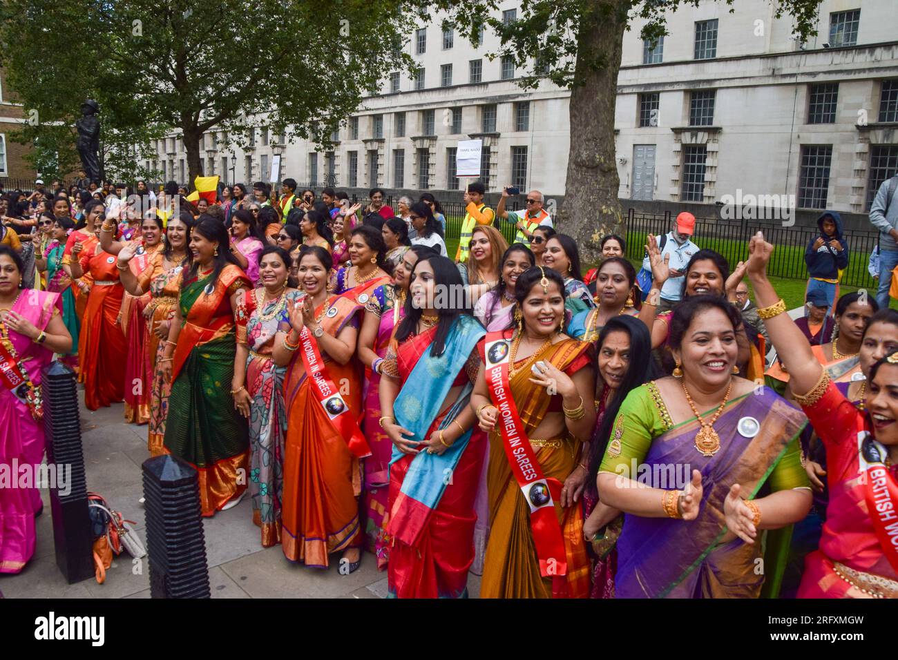 London, England, Großbritannien. 6. Aug. 2023. Hunderte von Frauen gingen durch das Zentrum Londons und perfektionierten vor der Downing Street am indischen National Handloom Day, der die indische Industrie, insbesondere die Webmaschinen, anregt. Die Teilnehmer trugen traditionelle Saris aus verschiedenen Teilen Indiens. (Kreditbild: © Vuk Valcic/ZUMA Press Wire) NUR REDAKTIONELLE VERWENDUNG! Nicht für den kommerziellen GEBRAUCH! Kredit: ZUMA Press, Inc./Alamy Live News Stockfoto