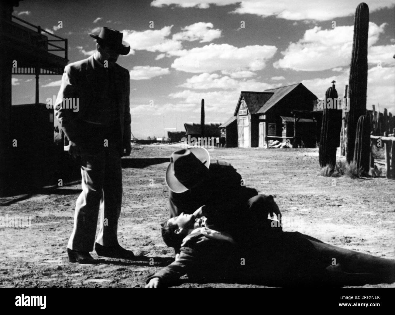 WARD BOND als Morgan Earp HENRY FONDA als Wyatt Earp und Tim HOLT als sterbender Virgil Earp in MEINEM DARLING CLEMENTINE 1946 Regisseur JOHN FORD Twentieth Century Fox Stockfoto