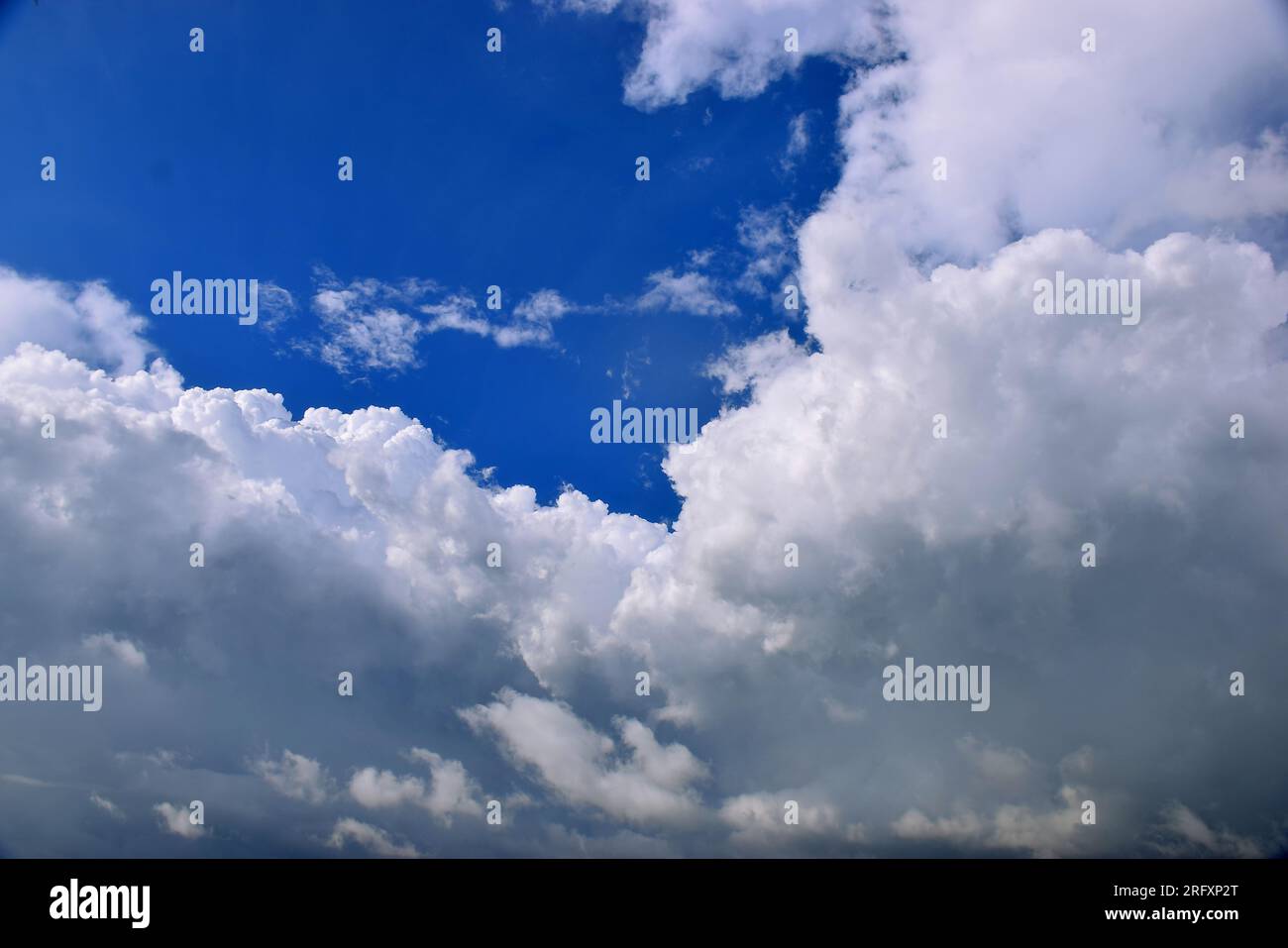 Dunkelblauer Himmel mit weißem Wolkenhintergrund mit Platz für Text, blaue Wolkenstruktur, dunkelblaue Himmelstapete mit weißen Wolken und Stockfoto