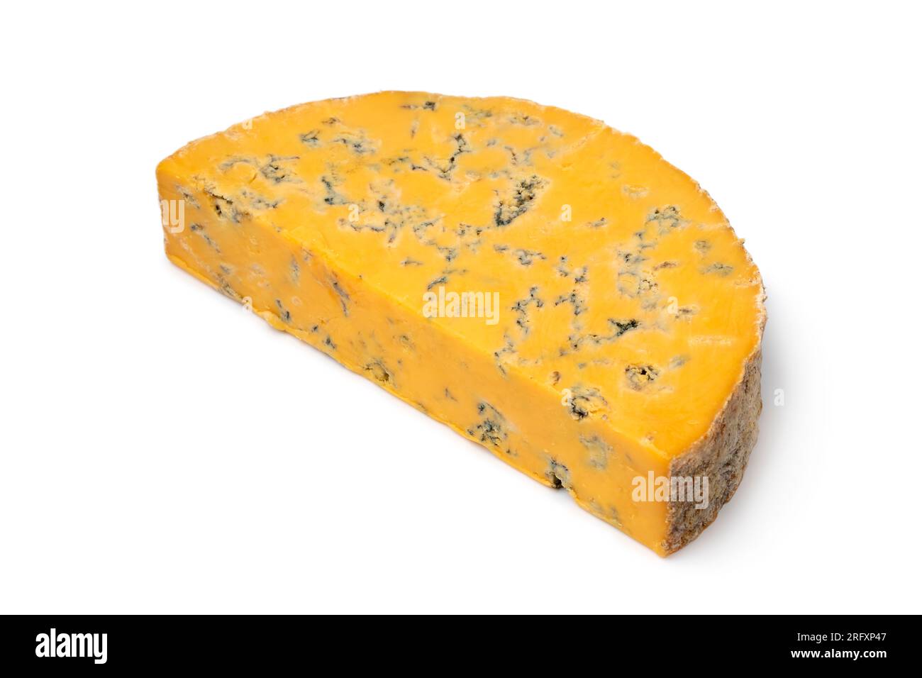 Ein Stück englischen Shropshire Blue Cheese, isoliert auf weißem Hintergrund, Nahaufnahme Stockfoto