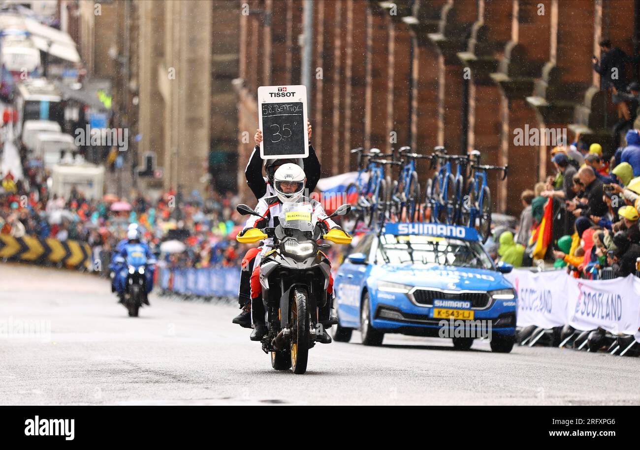 Glasgow, Großbritannien. 06. Aug. 2023. Abbildung zeigt ein Moto, das dem Führer Betiol die Zeit vor dem Straßenrennen der Men Elite bei der UCI World Championships Cycling, 271,1km von Edinburgh nach Glasgow, Schottland, Sonntag, den 06. August 2023, gibt. UCI organisiert die Welten mit allen Disziplinen des Radfahrens, des Straßenrades, des Indoor-Radfahrens, des Mountainbikes, des BMX-Rennens, Para-Cycling und Indoor-Para-Cycling in Glasgow vom 03. Bis 13. August. BELGA FOTO DAVID PINTENS Kredit: Belga News Agency/Alamy Live News Stockfoto