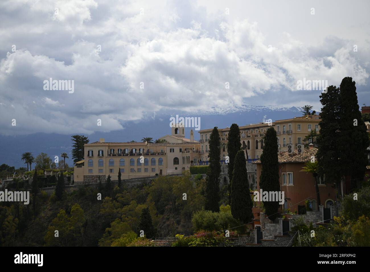 Landschaft mit malerischem Blick auf den San Domenico Palast ein Luxusresort mit Blick auf den Vulkan des Ätna in Taormina Sizilien, Italien. Stockfoto