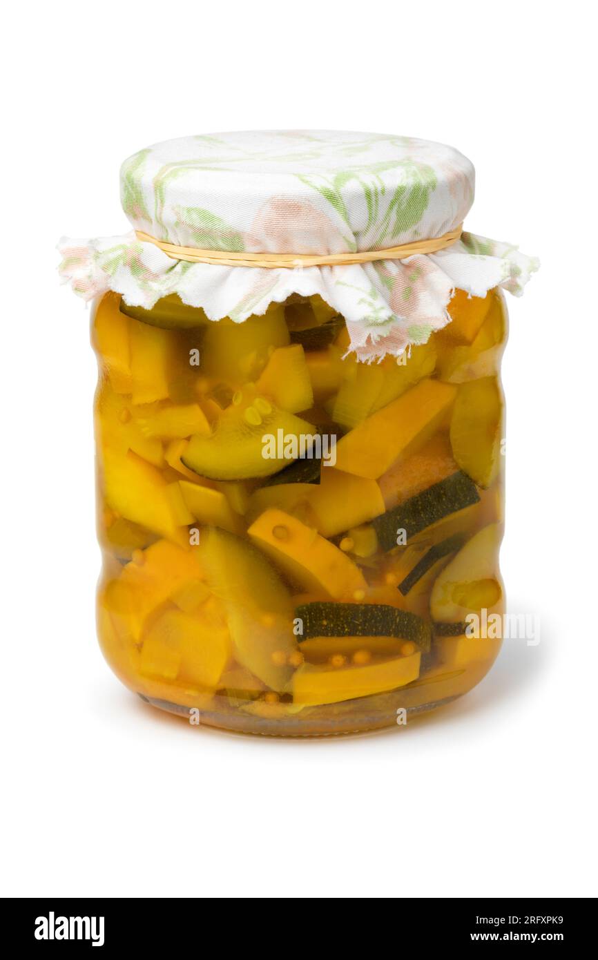 Glasbehälter mit hausgemachter gelber und grüner Zucchini, isoliert auf weißem Hintergrund Stockfoto