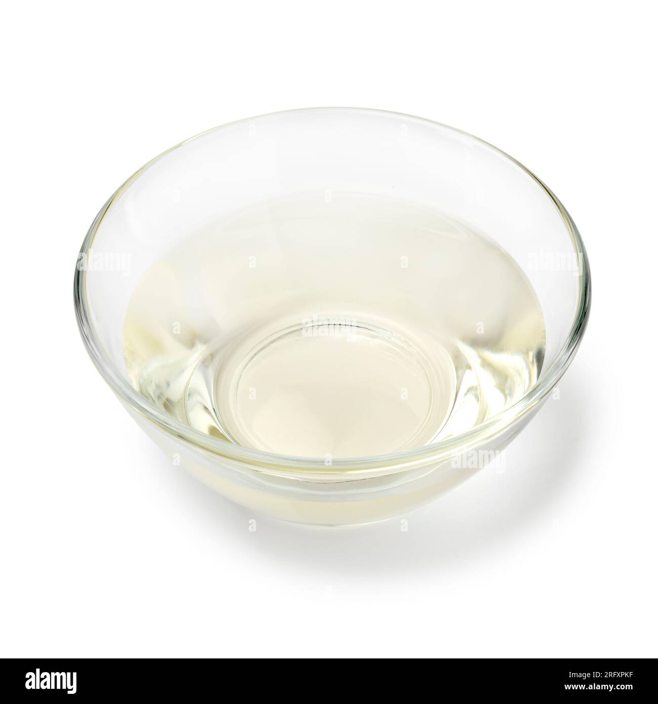 Glasschüssel mit japanischem Mirin Nahaufnahme isoliert auf weißem Hintergrund Stockfoto