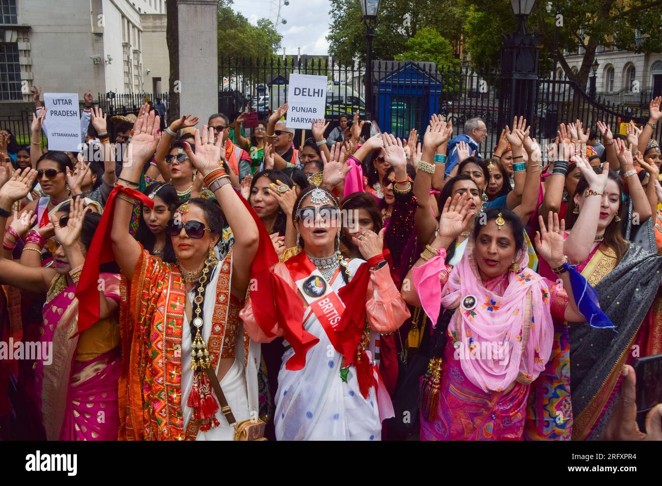 London, Großbritannien. 6. August 2023. Hunderte von Frauen gingen durch das Zentrum Londons und traten am indischen National Handloom Day vor der Downing Street auf, was die indische Industrie, insbesondere die Webfahrer, anspornt. Die Teilnehmer trugen traditionelle Saris aus verschiedenen Teilen Indiens. Kredit: Vuk Valcic/Alamy Live News Stockfoto