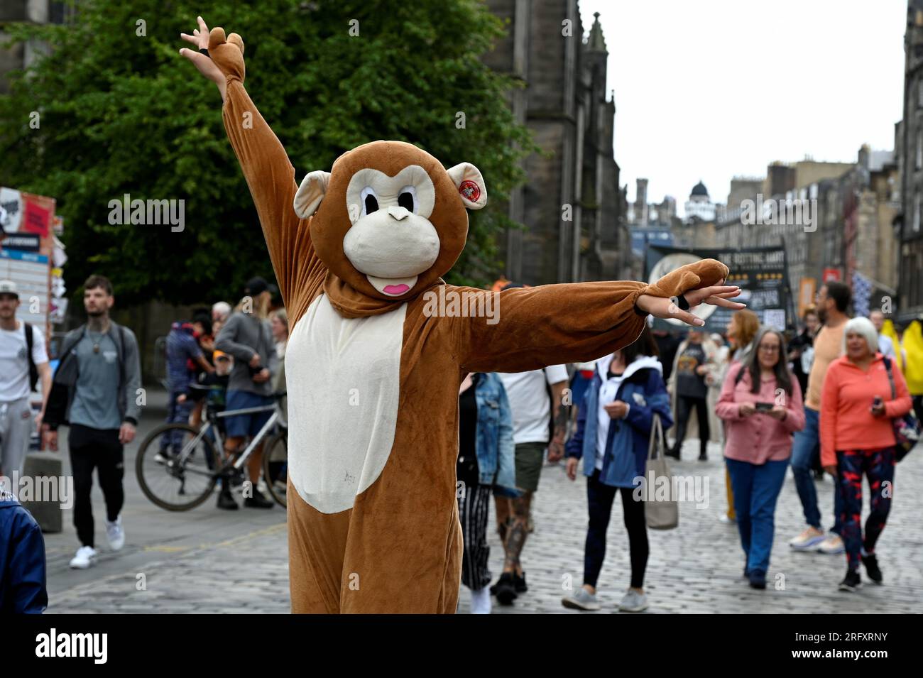 Edinburgh, Schottland, Großbritannien. 6. Aug 2023. Edinburgh Fringe: Royal Mile ist mit Schauspielern beschäftigt, die ihre Shows bewerben. Die Improv Musical-Komödie. Kredit: Craig Brown/Alamy Live News Stockfoto