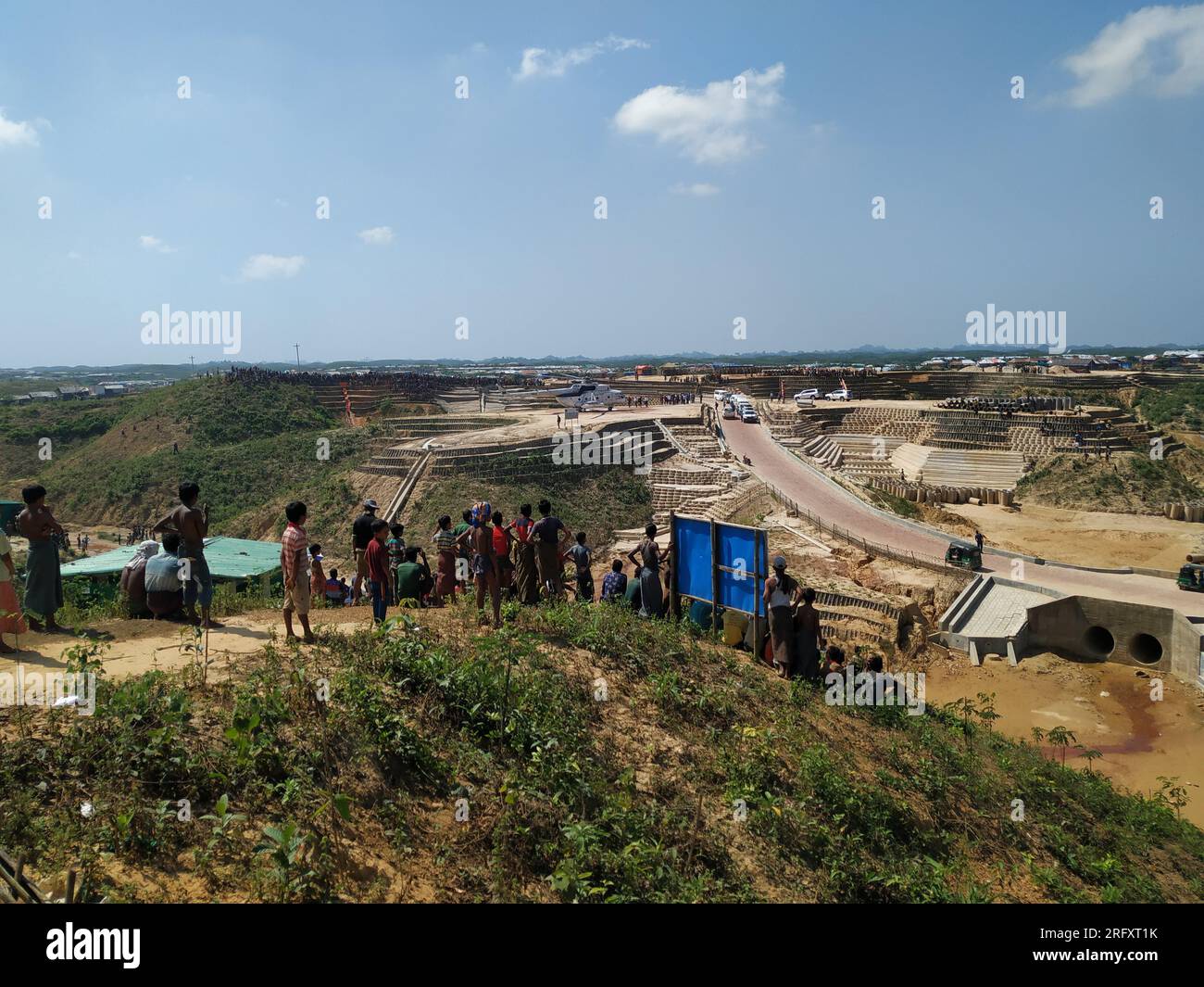 rohingya Flüchtlingskind Männer kamen, um Hubschrauber zu sehen Stockfoto