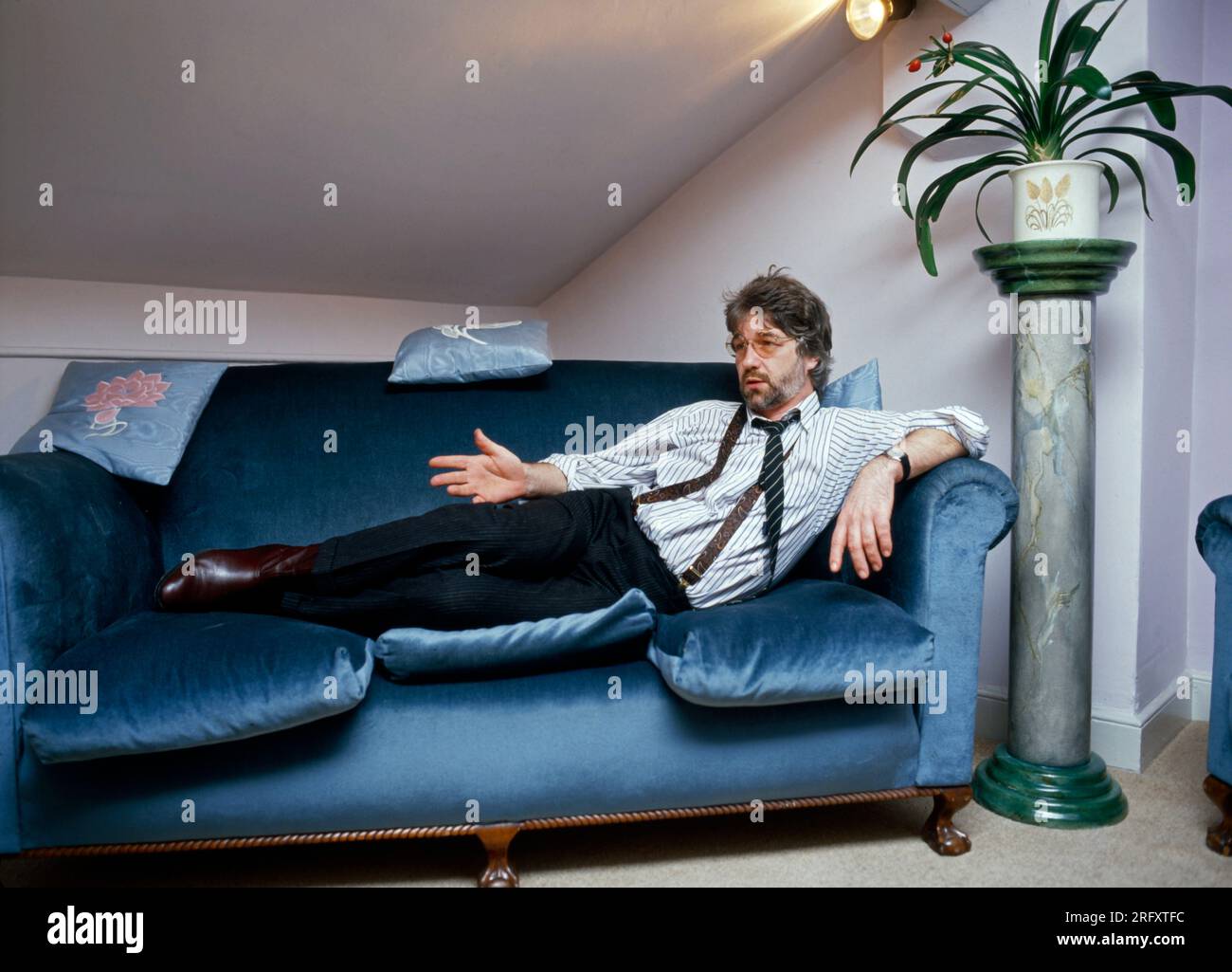 Willy Russell, entspannt in seinem Büro, Liverpool, 1988 Stockfoto