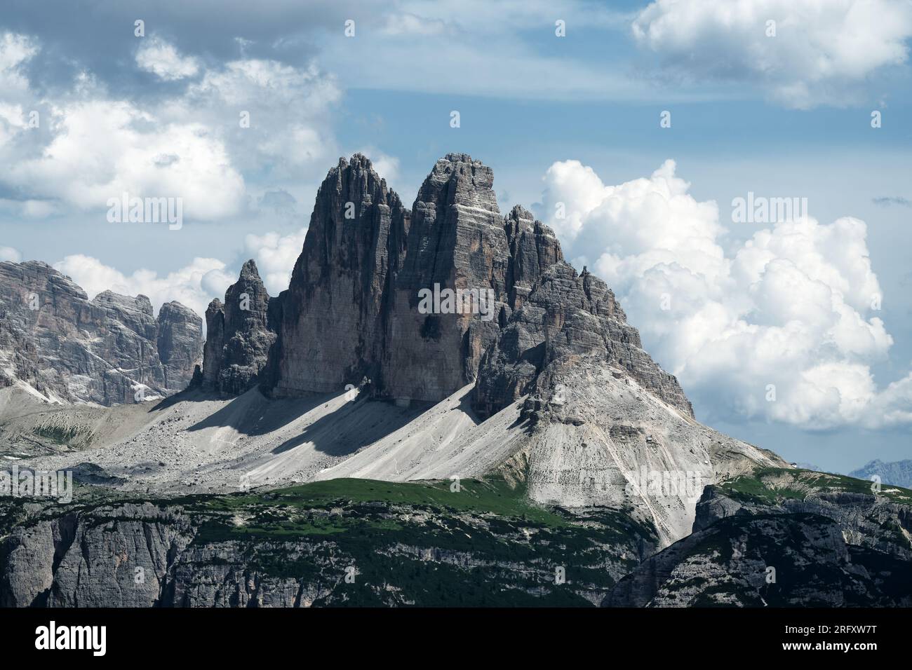 Blick auf die nördlichen Mauern der berühmten Felsformation Tre Cime di Lavaredo, deutscher Name drei Zinnen, von weit entfernt, eindrucksvoller Schatten der Felsen Stockfoto