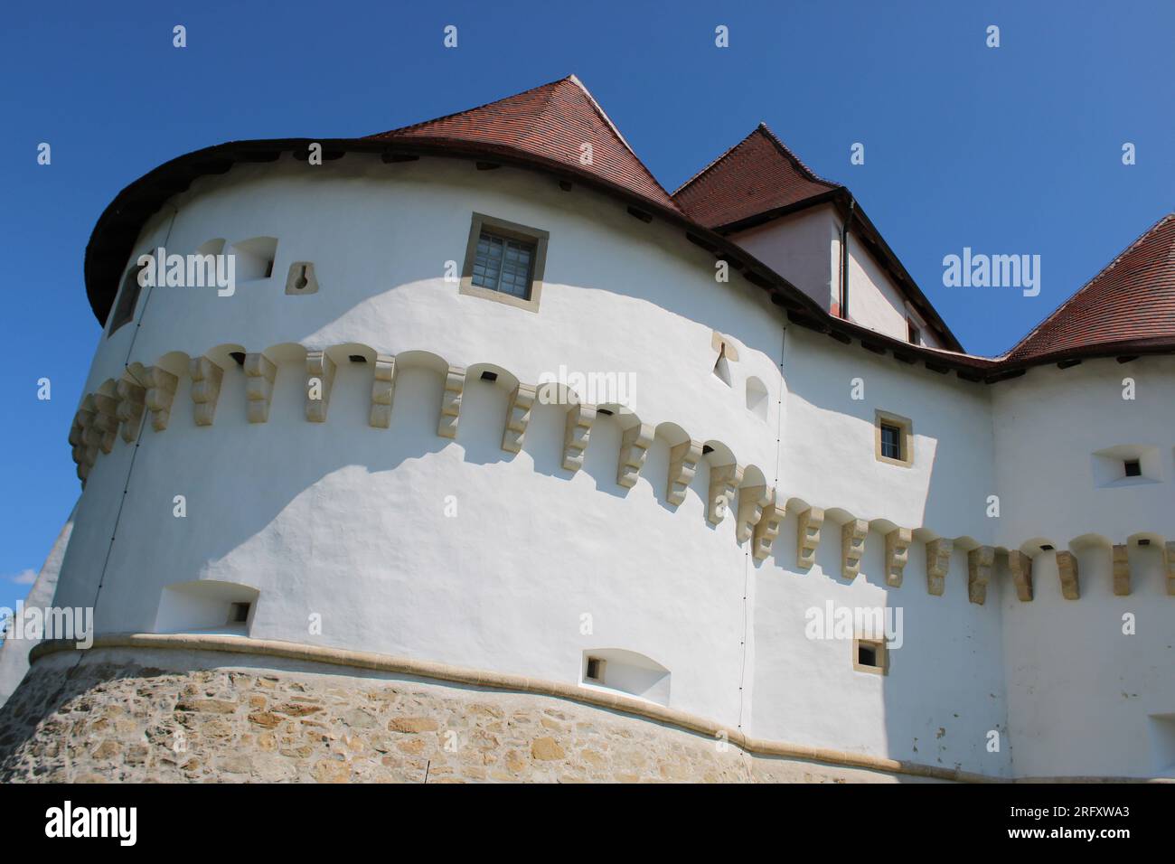 Die alte Burg in Kroatien, fotografiert vom Grund des Hügels. Das Schloss sieht mächtig aus Stockfoto