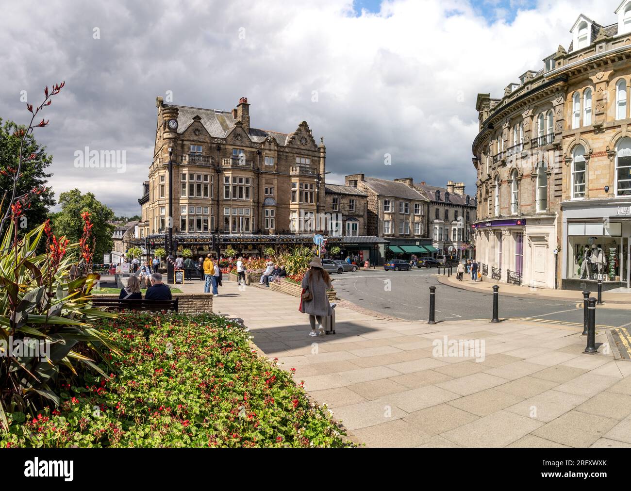 PROSPECT SQUARE, HARROGATE, GROSSBRITANNIEN - 6. AUGUST 2023. Panoramablick auf die viktorianische Architektur des Prospect Square mit dem Kriegsdenkmal und Betty's Stockfoto