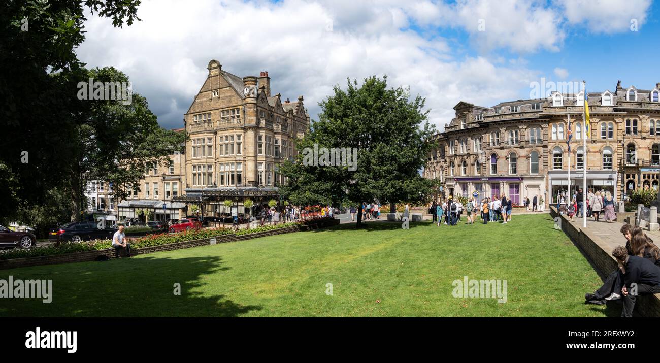 PROSPECT SQUARE, HARROGATE, GROSSBRITANNIEN - 6. AUGUST 2023. Panoramablick auf die viktorianische Architektur des Prospect Square mit dem Kriegsdenkmal und Betty's Stockfoto