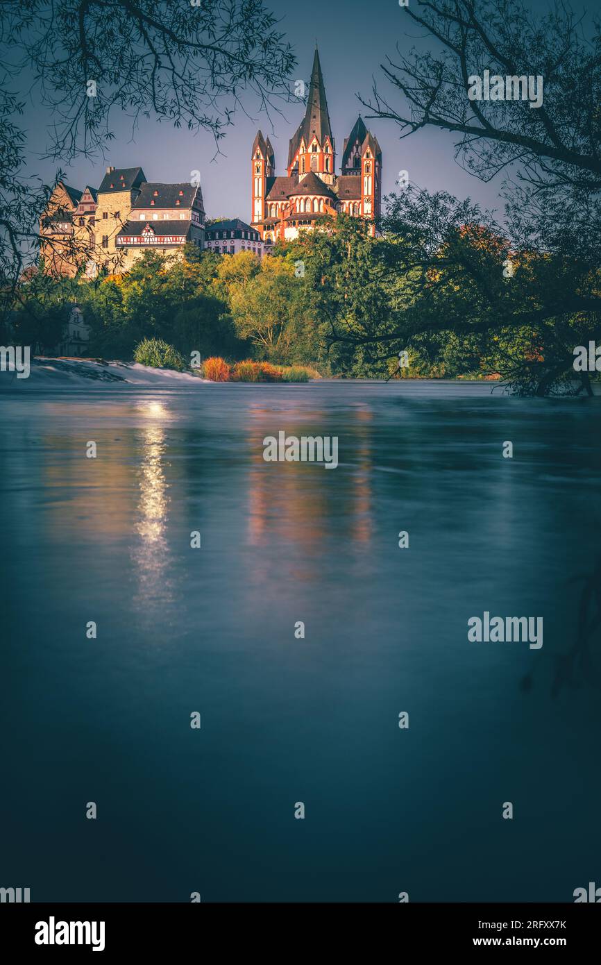 Die Kathedrale in Limburg Deutschland. Schöner Blick über eine alte Brücke mit Statue und den Fluss bei Sonnenaufgang Stockfoto