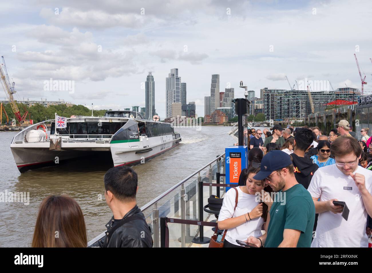 Passagiere an Bord der Uber Boat Venus Clipper River Fähre am Battersea Power Station Terminal, London, UL Stockfoto