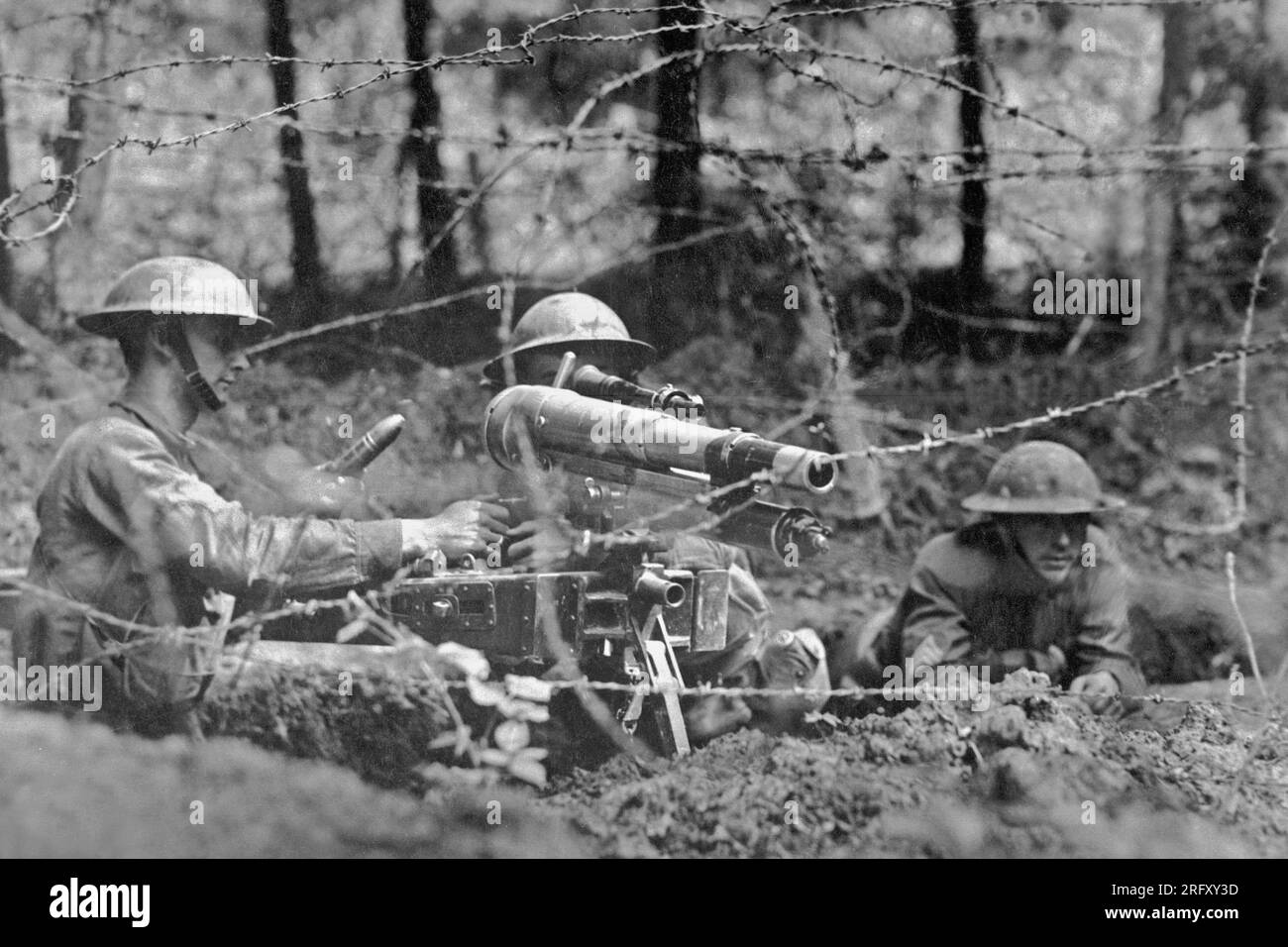 DIEFFMATTEN, DEUTSCHLAND -- 26. Juni 1918 -- US-Armeesoldaten mit einer französischen '37' in Schussstellung auf Attika im Zweitliniengraben. Diese Waffe hat ein Maximum Stockfoto