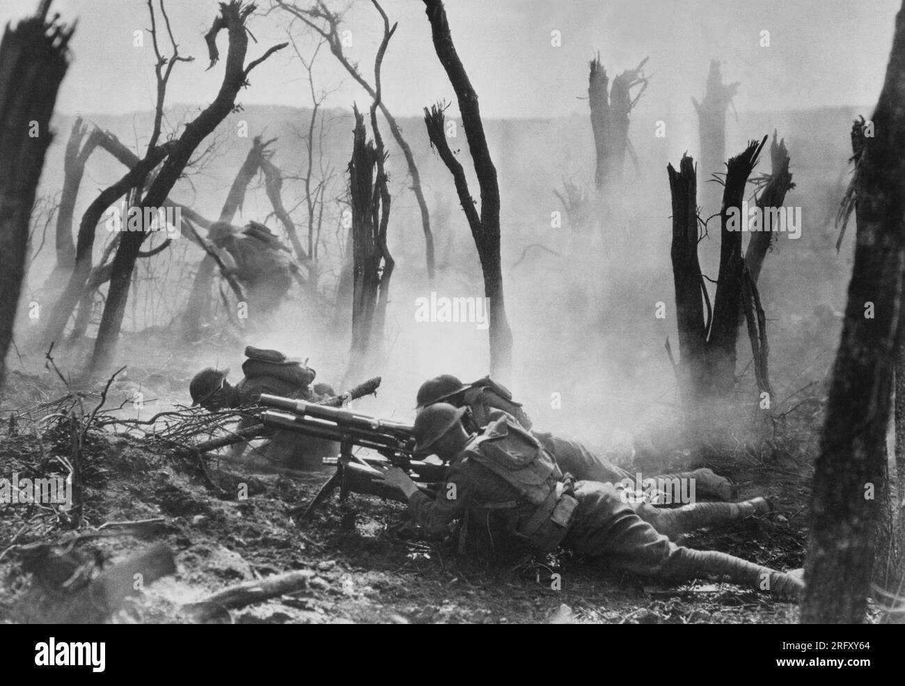 WESTFRONT, FRANKREICH - 1918 - Eine Maschinengewehrmannschaft der Regimental Headquarters Company, 23. Infanterie des US-Armee-Feuerschiffs Fench 37mm-Waffe während einer A Stockfoto