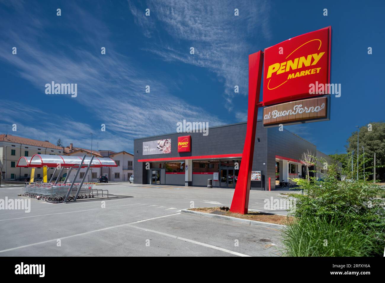 Fossano, Italien - 05. August 2023: Discount Supermarket Penny Market deutscher Herkunft im Besitz der Rewe Group. Außenansicht des Gebäudes mit Schild Stockfoto