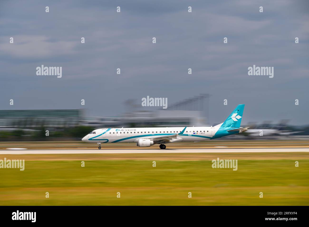 München, Deutschland - Juli 03. 2023 : Air Dolomiti Embraer ERJ-195LR mit der Luftfahrzeugregistrierung I-ADJT startet auf der Südbahn 26L der M Stockfoto