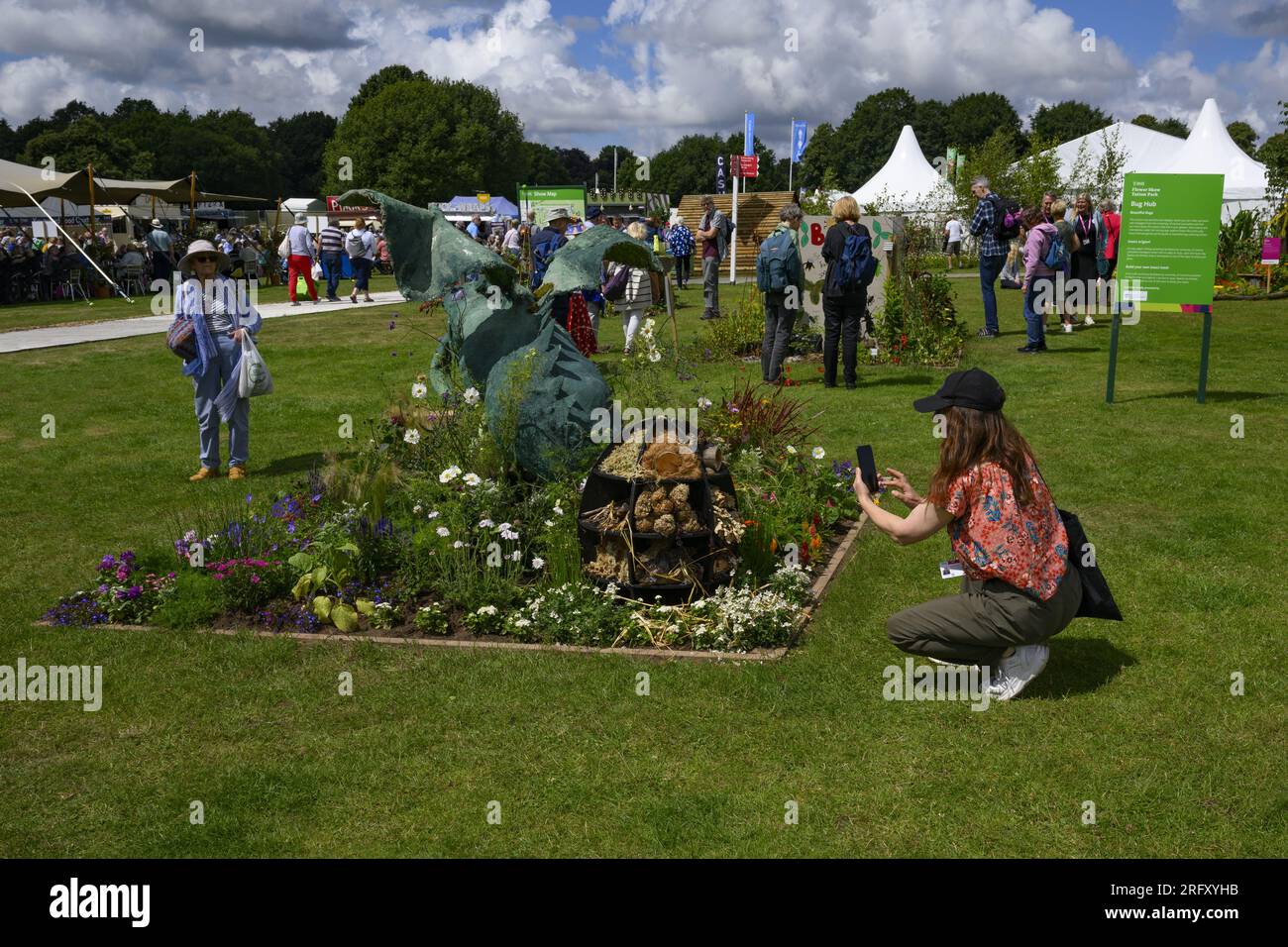 Die Person fotografiert am Telefon „A Journey through Middle Earth“, einen umweltfreundlichen Schulgarten – RHS Tatton Park Flower Show 2023, Cheshire England, Großbritannien. Stockfoto