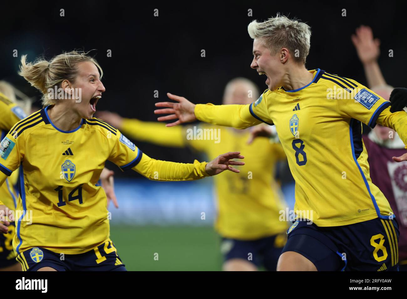 Melbourne, Australien. 6. Aug. 2023. Die schwedische Lina Hurtig (R) feiert gemeinsam mit ihrer Teamkollegin Nathalie Bjorn die Runde des 16-Spiels zwischen Schweden und den USA bei der FIFA Frauen-Weltmeisterschaft 2023 in Melbourne, Australien, am 6. August 2023. Kredit: Ding Xu/Xinhua/Alamy Live News Stockfoto