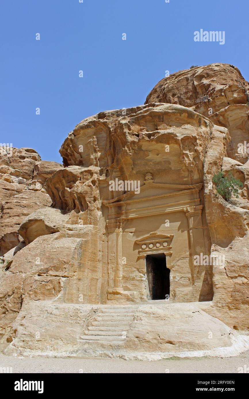 Nabateanisches Grab am Eingang zu Little Petra alias Siq al-Barid, Jordanien Stockfoto