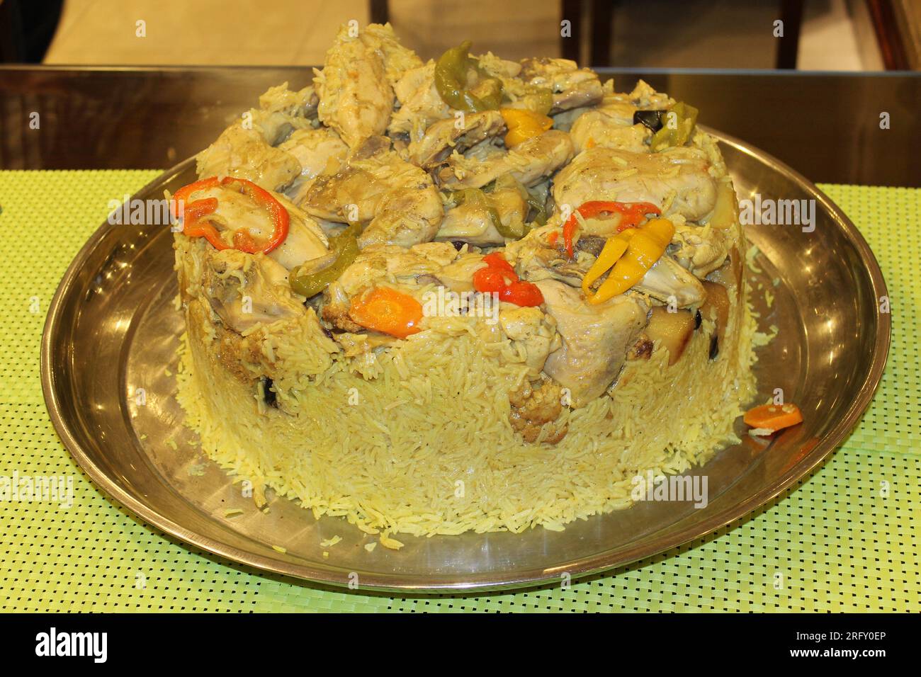 Chicken Maqluba - Upside Down Chicken - eine jordanische Lieblingsmahlzeit Stockfoto