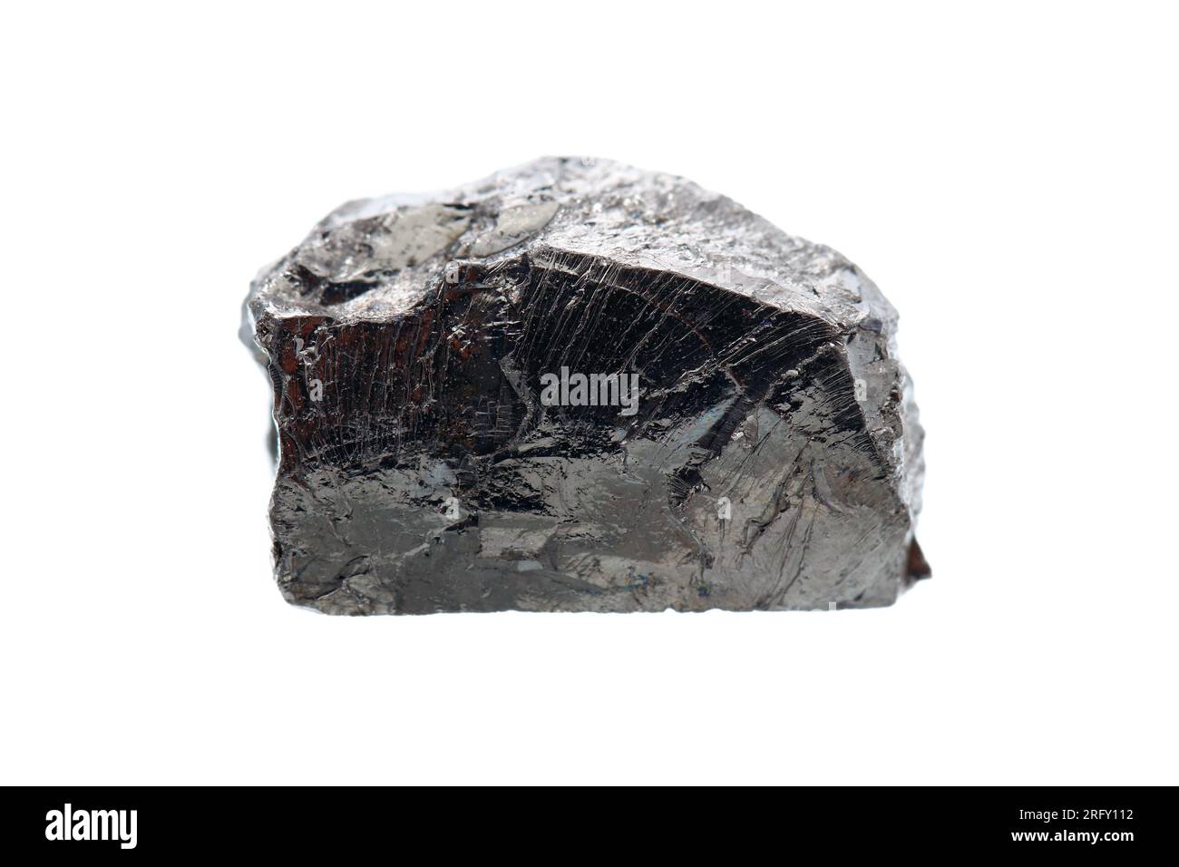 Grober Elite-Shungit auf weißem Hintergrund. Ein kohlenstoffreiches Mineraloid, das spezifisch allotrope Kohlenstoffatome (Fullerene) enthält Stockfoto