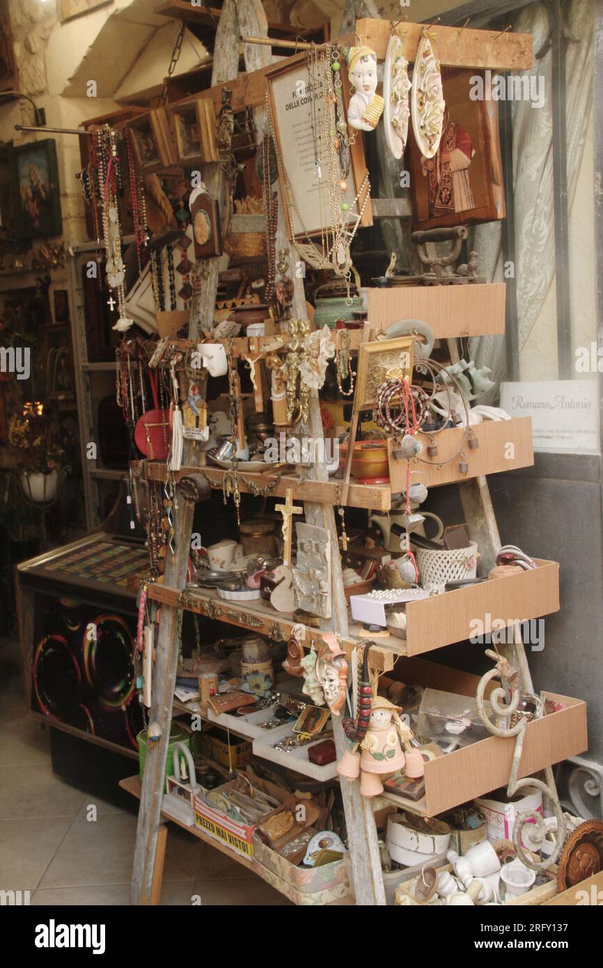 Kleine Artikel zum Verkauf in einem Antiquitätenladen in Lecce, Italien Stockfoto