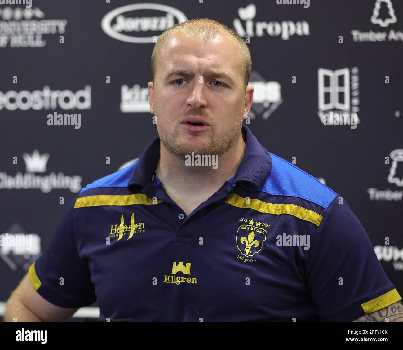 Mark Applegarth Head Coach von Wakefield Trinity spricht auf der Pressekonferenz nach dem Spiel während des Spiels der Betfred Super League Round 21 gegen das Spiel Hull FC gegen Wakefield Trinity im MKM Stadium, Hull, Großbritannien, 6. August 2023 (Foto von Mark Cosgrove/News Images) Stockfoto