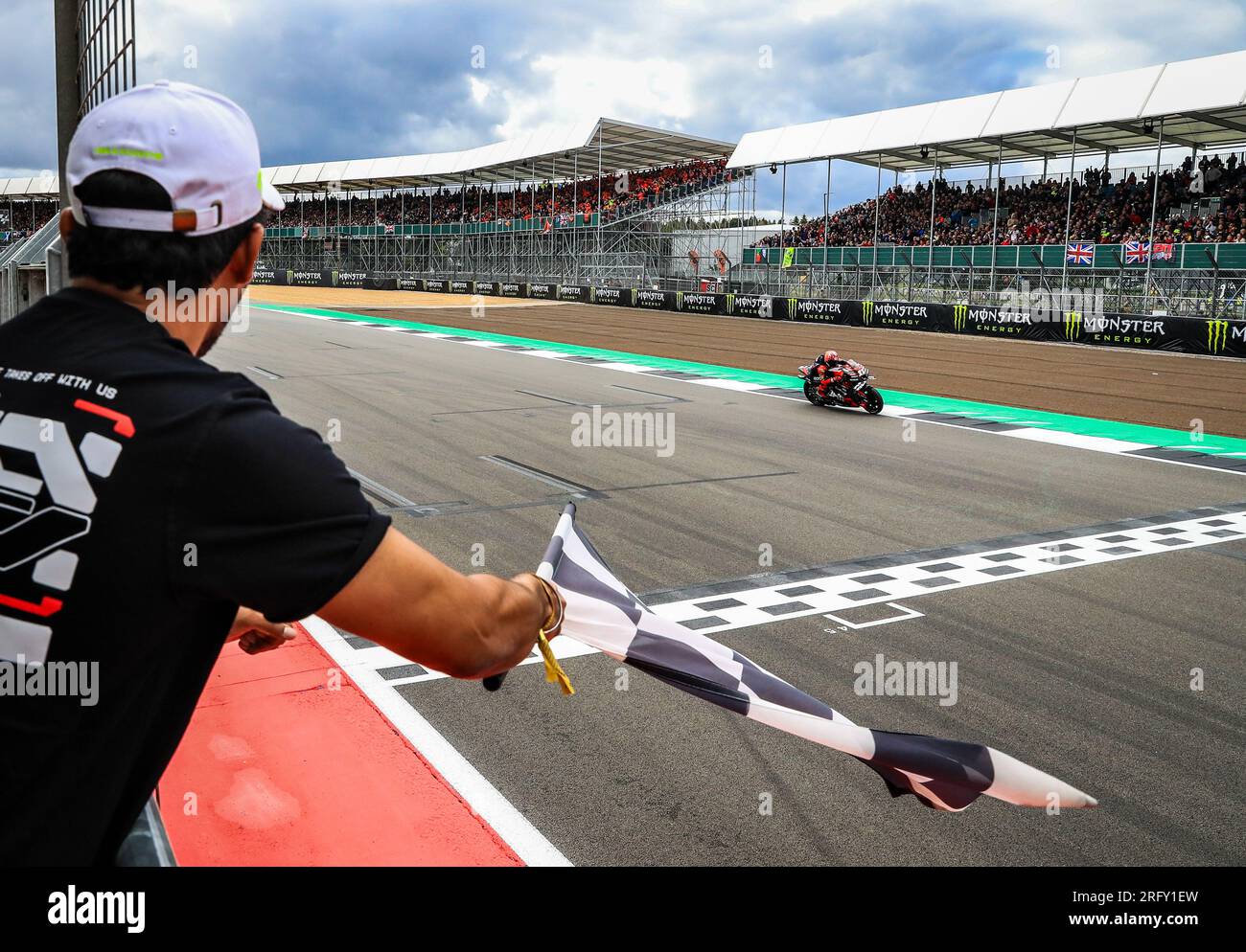 Aprilia Racing's Maverick Vinales überquert die Linie nach dem Monster Energy British Grand Prix 2023 in Silverstone, Towcester. Foto: Sonntag, 6. August 2023. Stockfoto