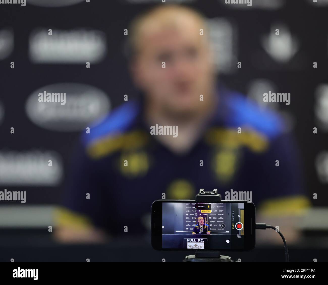 Mark Applegarth Head Coach von Wakefield Trinity spricht auf der Pressekonferenz nach dem Spiel während des Spiels der Betfred Super League Round 21 gegen das Spiel Hull FC gegen Wakefield Trinity im MKM Stadium, Hull, Großbritannien, 6. August 2023 (Foto von Mark Cosgrove/News Images) Stockfoto