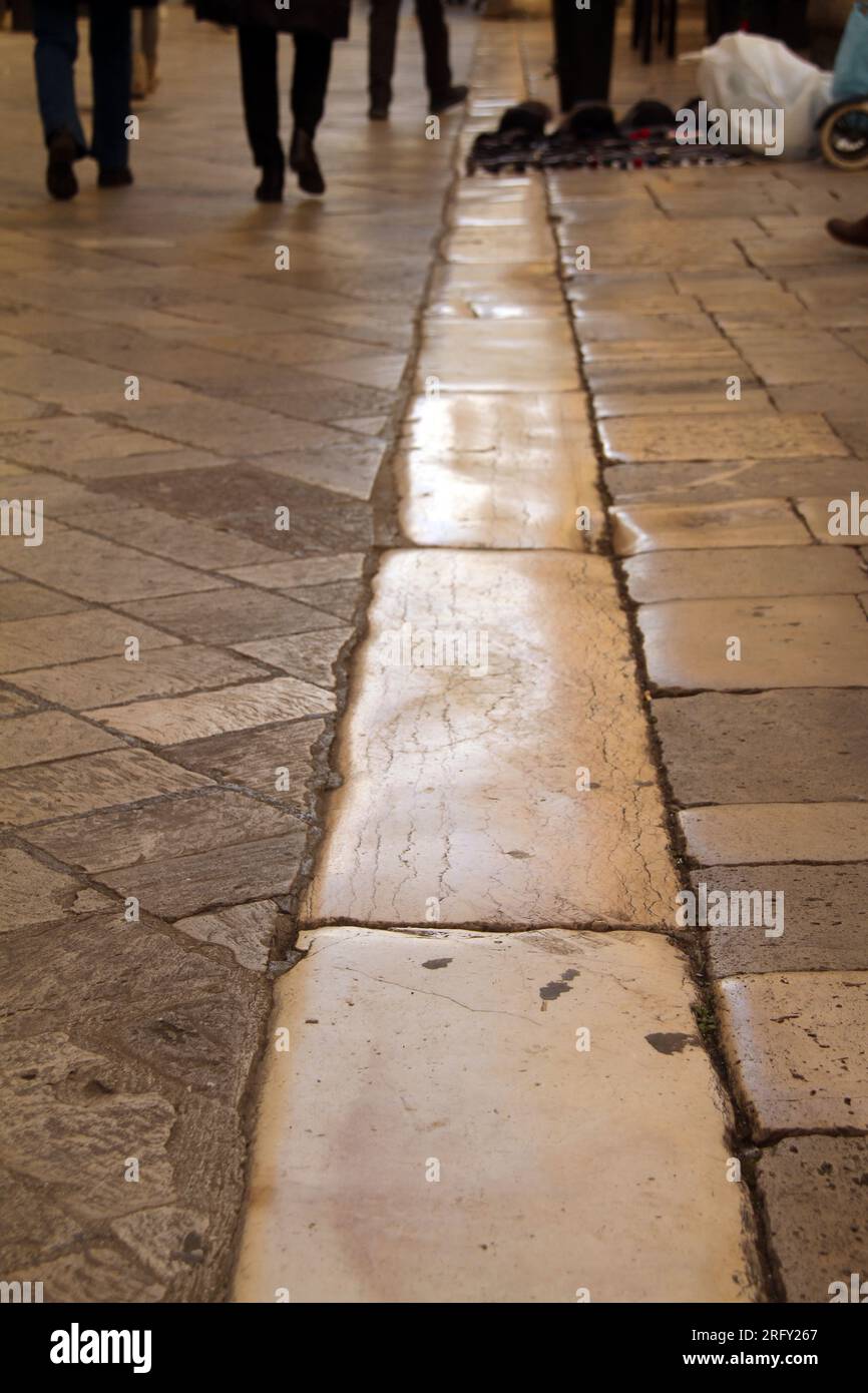 Lecce, Italien. Glatte Pflastersteine in einer Gasse im historischen Zentrum. Stockfoto