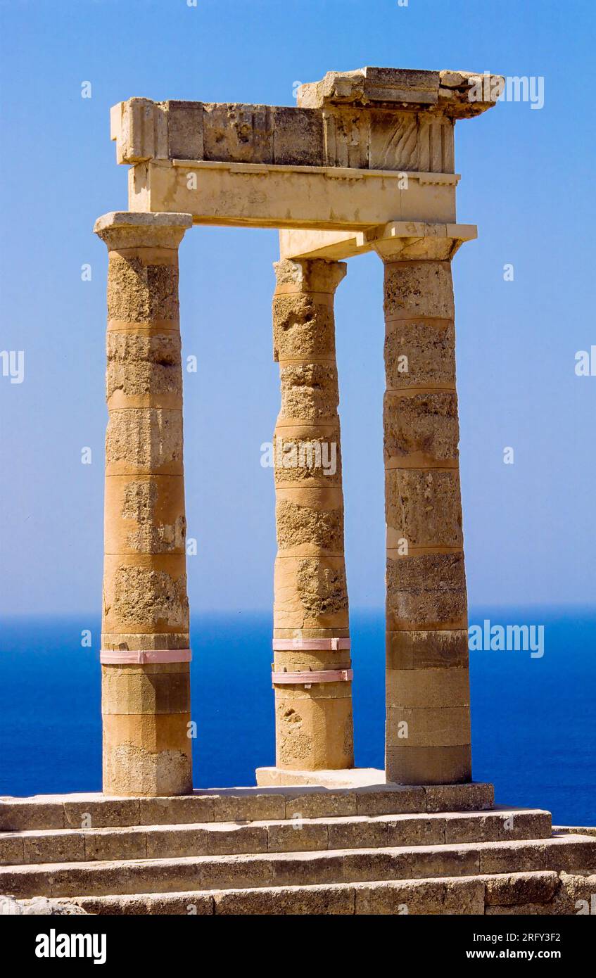 Säulen der Propyläen, Akropolis von Lindos, Insel Rhodos, Griechenland, Euro Stockfoto