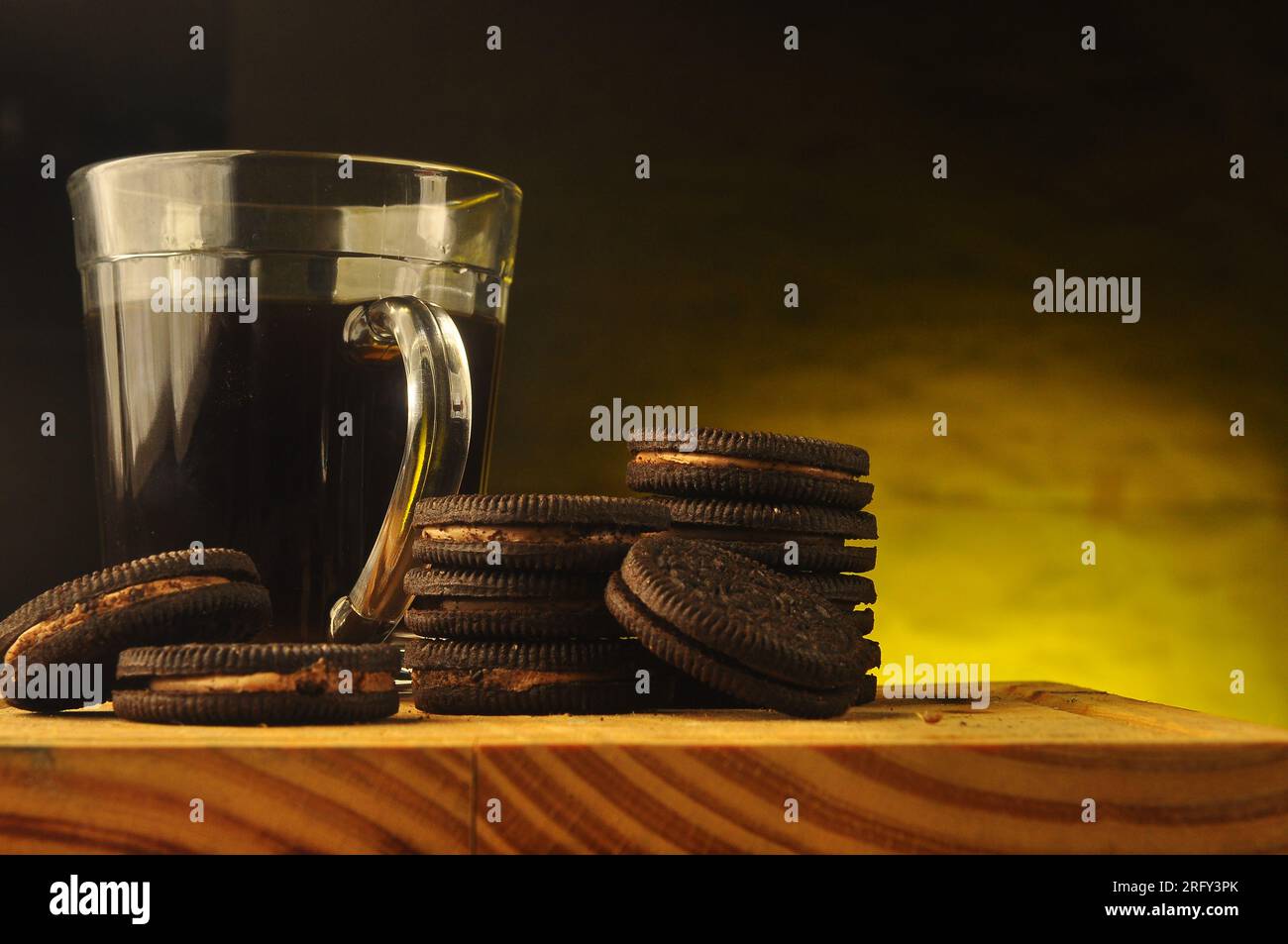 Kaffeezeit, Kaffee und Kekse auf dem Tisch Stockfoto