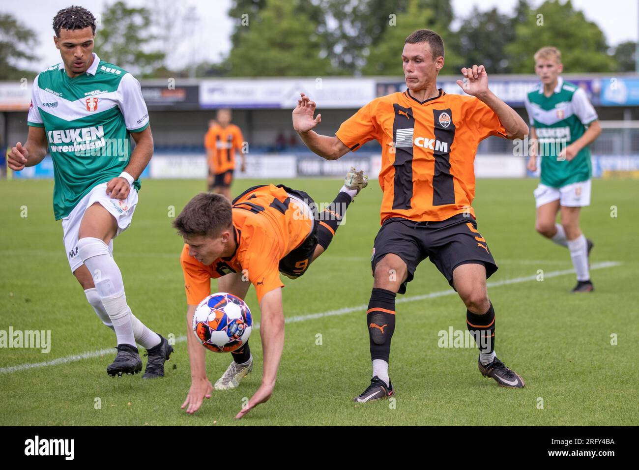 DORDRECHT, NIEDERLANDE - JULI 16: Daniil Savin und Valentyn Holonskyi mit Antef Tsoungui vom FC Dordrecht während des Vorsaison-Freundschaftsspiels dazwischen Stockfoto