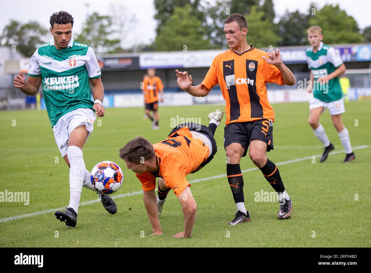 DORDRECHT, NIEDERLANDE - JULI 16: Daniil Savin und Valentyn Holonskyi mit Antef Tsoungui vom FC Dordrecht während des Vorsaison-Freundschaftsspiels dazwischen Stockfoto