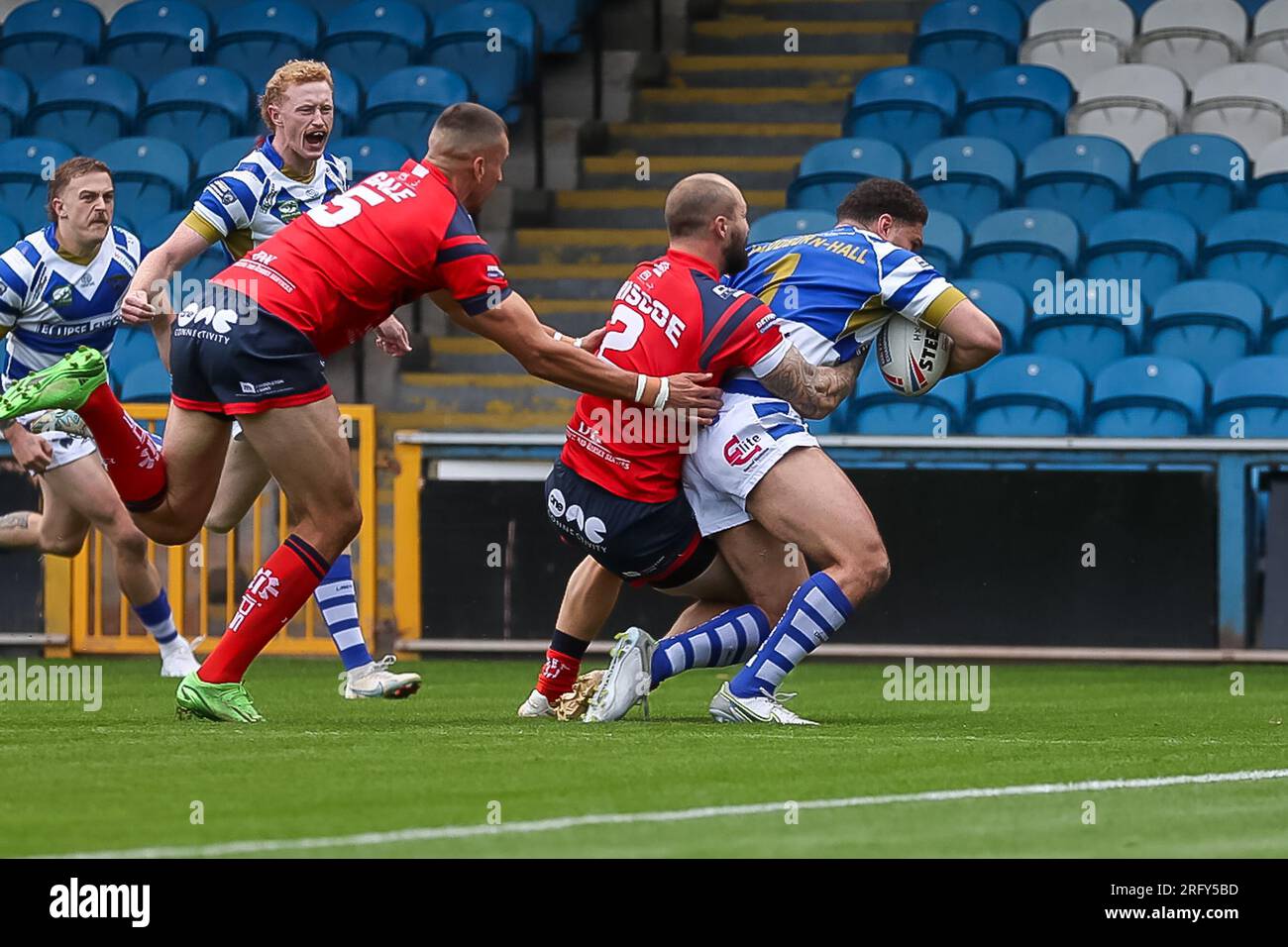 Halifax, Großbritannien. 06. Aug. 2023. Versuchen Sie Halifax James Woodburn Hall *** beim Betfred Championship Match zwischen Halifax Panthers und Featherstone Rover am 6. August 2023 im Shay Stadium, Halifax, Großbritannien. Foto von Simon Hall. Nur redaktionelle Verwendung, Lizenz für kommerzielle Verwendung erforderlich. Keine Verwendung bei Wetten, Spielen oder Veröffentlichungen von Clubs/Ligen/Spielern. Kredit: UK Sports Pics Ltd/Alamy Live News Stockfoto